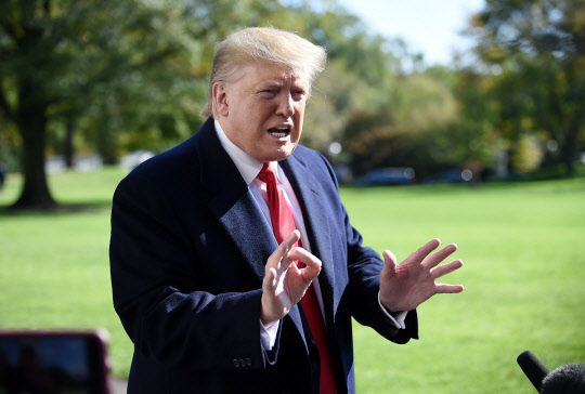 트럼프 "미중 무역합의 서명은 미국에서"          (워싱턴 AFP=연합뉴스) 도널드 트럼프 미국 대통령이 3일(현지시간) 뉴욕에서 워싱턴DC 백악관으로 돌아온 직후 취재진과 만나 발언하고 있다. 트럼프 대통령은 이 자리에서 중국과 추진 중인 무역협상 '1단계 합의' 체결과 관련, 서명은 미국에서 이뤄질 것이라고 말했다.       leekm@yna.co.kr  (끝)